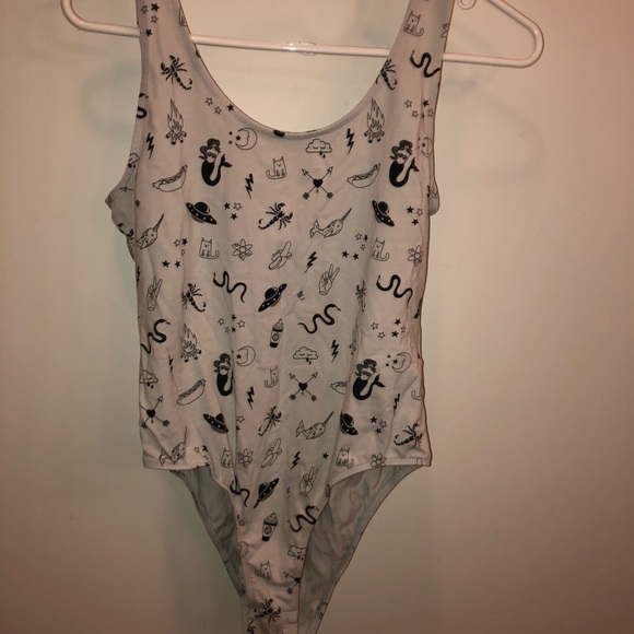 One piece - Picture 1 of 2